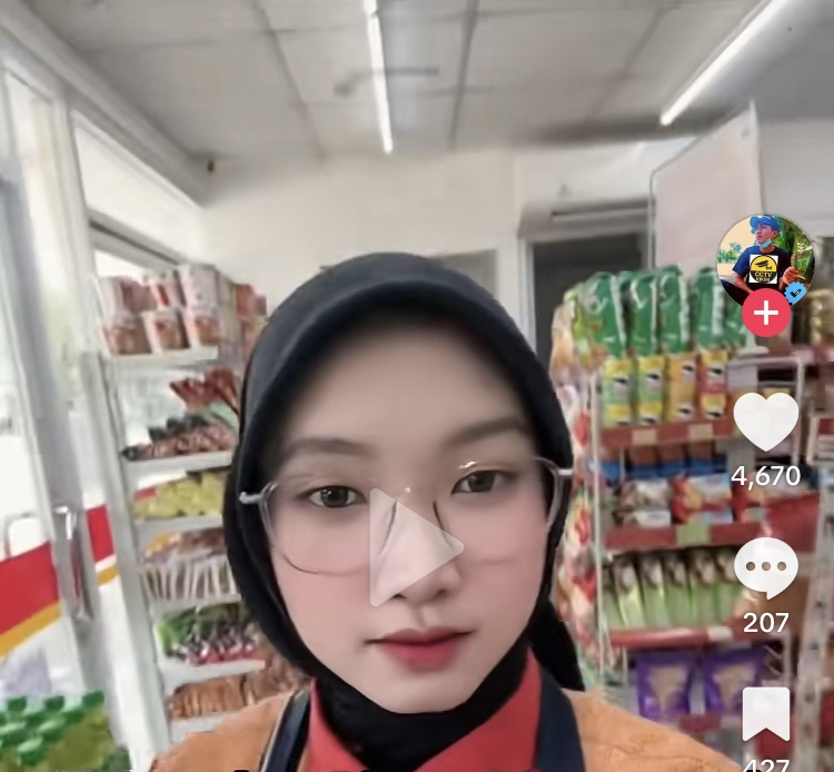 Dina Oktaviani sebelum meninggal dibunuh atasannya (TikTok CCTV Kikim Officiall)